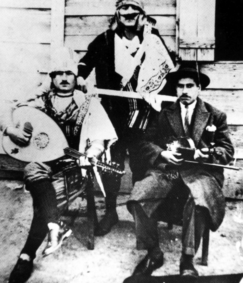 168. Νέα Ιωνία. Αποκριάτικο γλέντι της οικογένειας Π. Κατσικά, 1923.